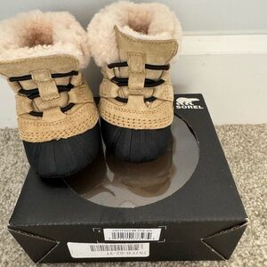 Sorel baby shoes nwot